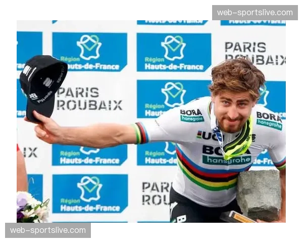 “最后一个完赛者”：聚焦坚持完成巴黎-鲁贝的业余外卡车手