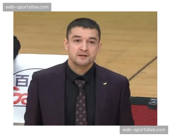 西热力江球员兼教练的第二个赛季:更衣室管理是最大挑战 西热力江球员兼教练的第二个赛季:更衣室管理是最大挑战