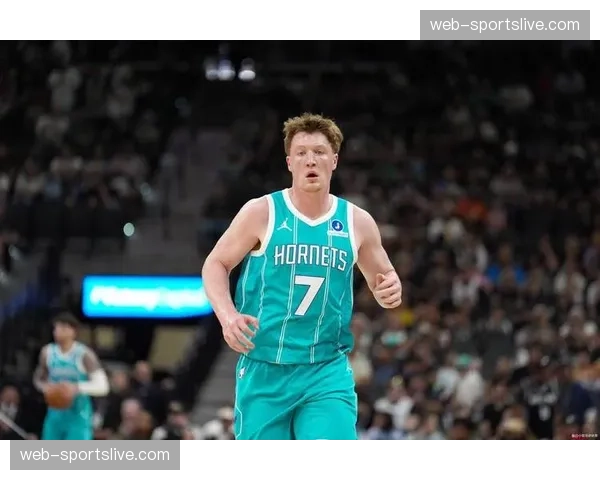 从垫底到中游:黄蜂队赛季后半程防守反击效率大幅提升之路 从垫底到中游:黄蜂队赛季后半程防守反击效率大幅提升之路